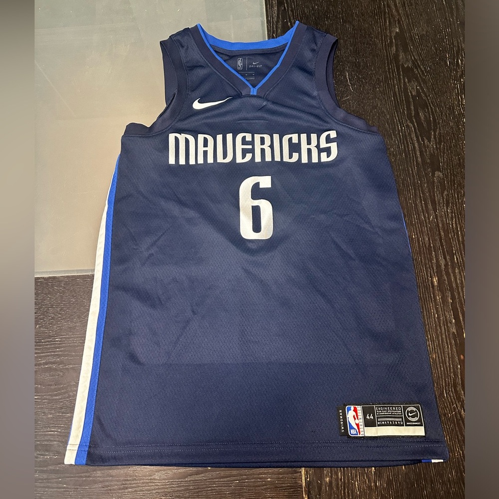 Dallas Mavericks Porzingis Nike Dri- Fit Jersey
Size Medium